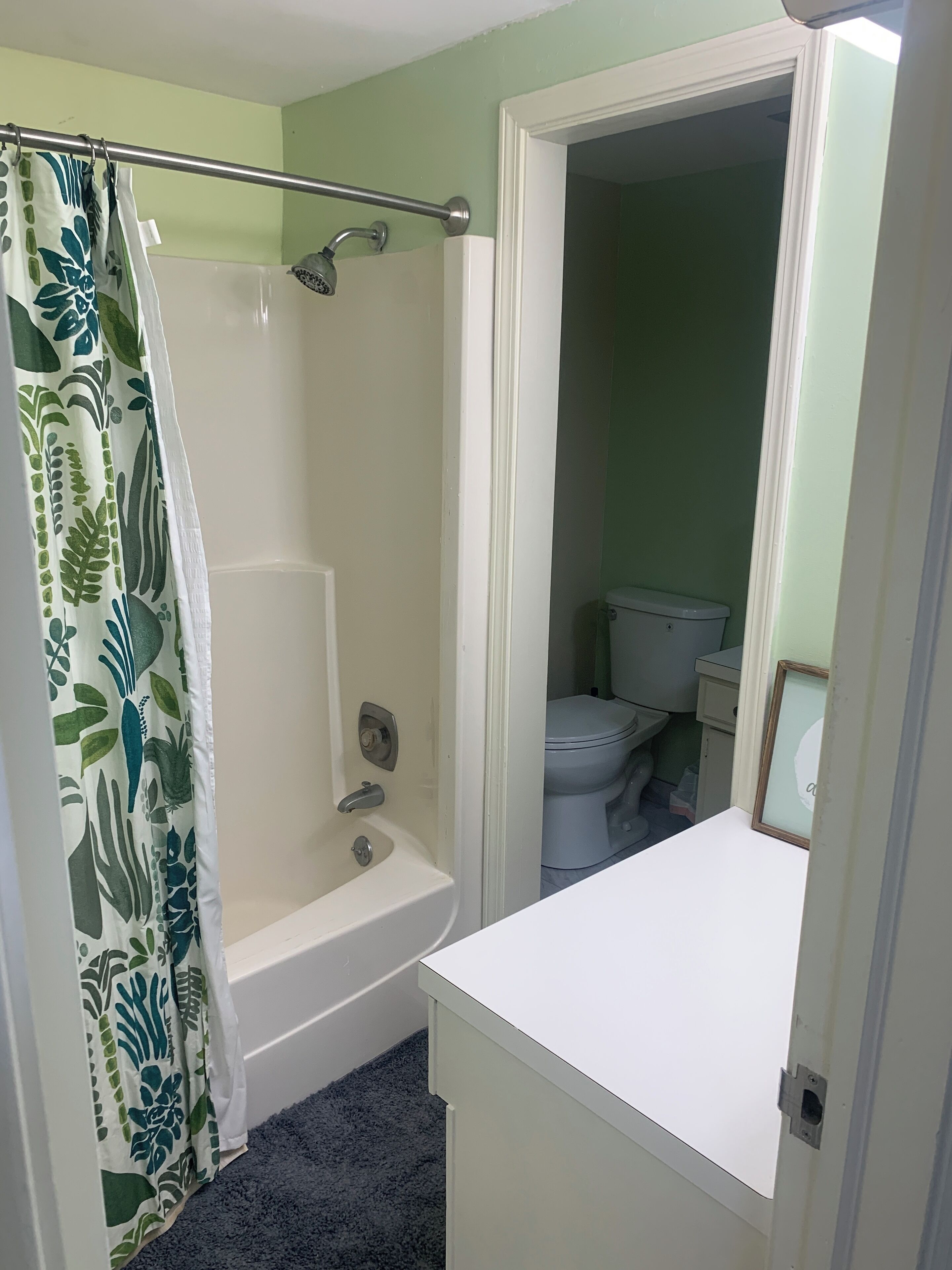 Sèche-cheveux, serviettes fournies, savon, papier toilette