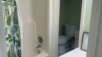 Sèche-cheveux, serviettes fournies, savon, papier toilette