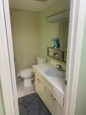 Secadora de cabello, toallas, jabón, papel de baño 