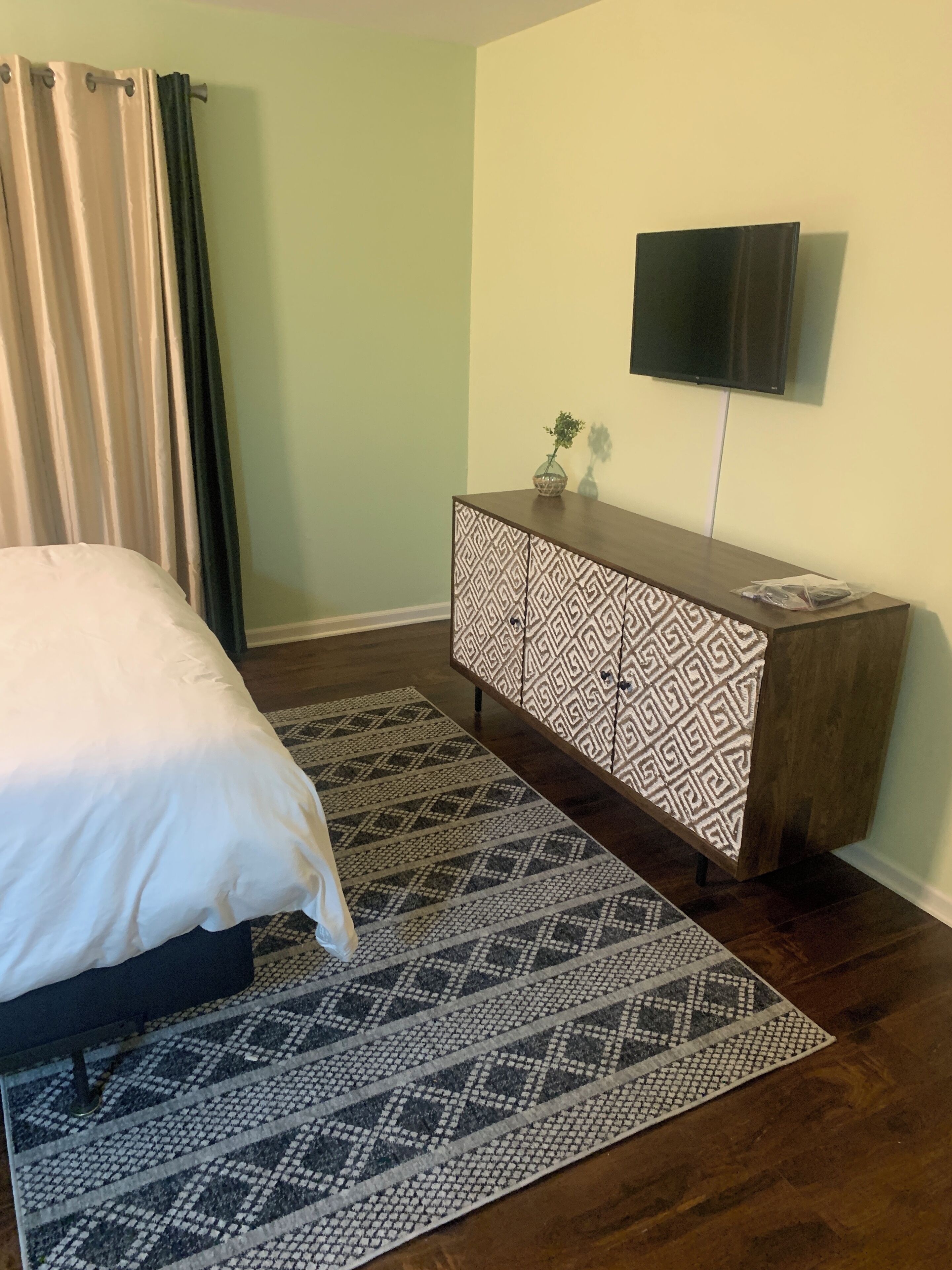 Iron/ironing board, Internet, bed sheets