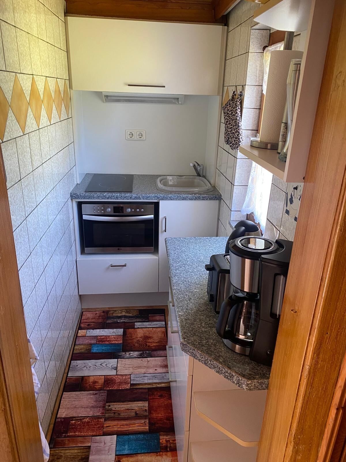 Wasserkocher mit Kaffee-/Teezubehör, Kühlschrank, Ofen, Herdplatte