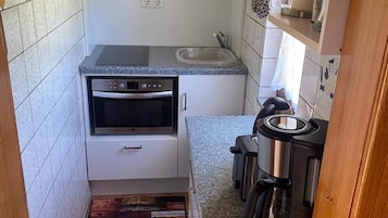 Wasserkocher mit Kaffee-/Teezubehör, Kühlschrank, Ofen, Herdplatte