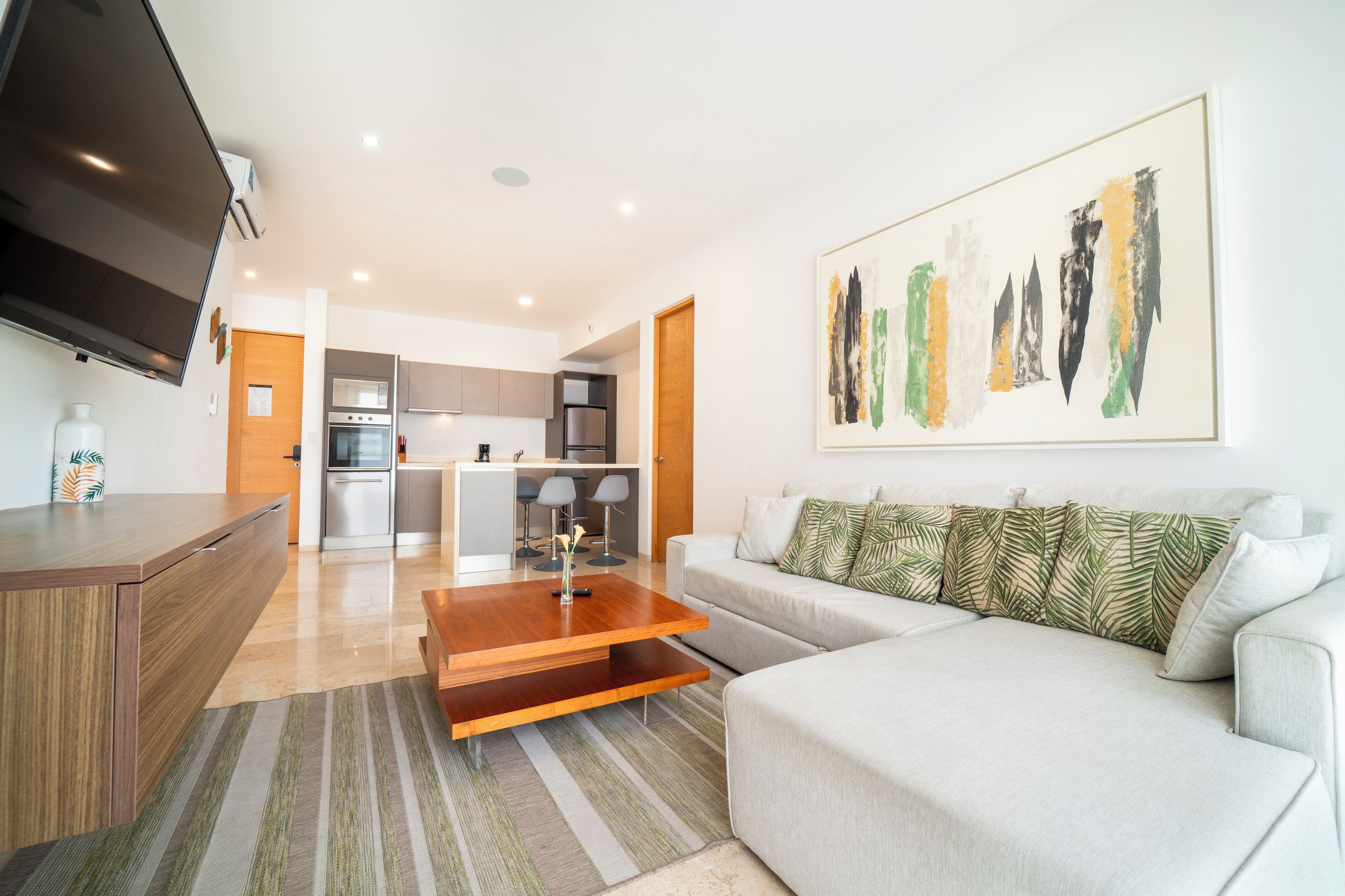 Condo Deluxe | Área de sala de estar | Smart TV de 50 pulgadas con canales digitales 