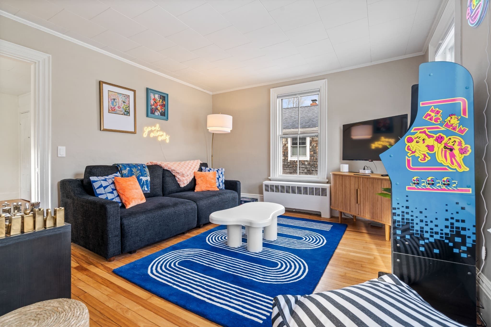 Televisie, een open haard en een kantoor