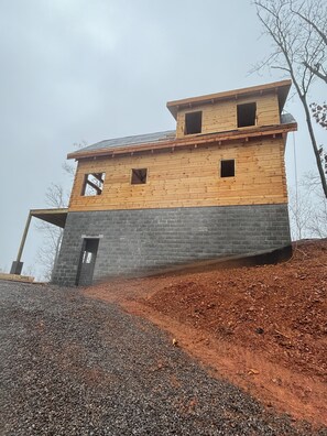 Exterior - Tranquil 3-bedroom cabin with AC in scenic Sevierville (Sevierville)