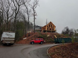 Exterior - Tranquil 3-bedroom cabin with AC in scenic Sevierville (Sevierville)