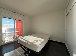 2 habitaciones, escritorio y tabla de planchar con plancha 