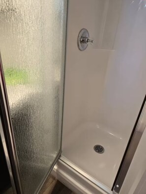 Shower, hair dryer, towels, soap - # 107 Enjoy your stay (Trois-Rivières)