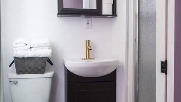 Douche, sèche-cheveux, serviettes fournies, savon