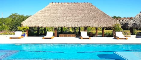 Alberca al aire libre y alberca climatizada