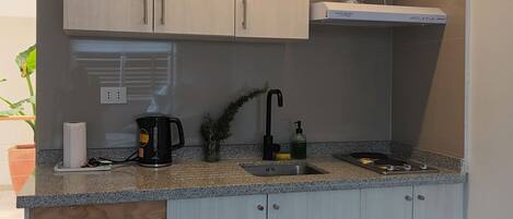 Réfrigérateur, cafetiÚre/bouilloire, bouilloire électrique