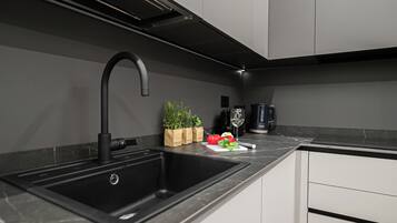 Réfrigérateur, micro-ondes, four, plaque de cuisson