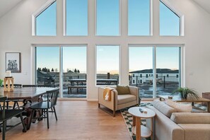 Living area - Sweetwater Links Lodge |Sleeps 20, Ideal Beach Resort, Arcades, BBQ, Views! (Garden City)