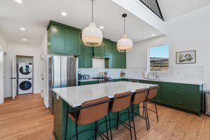 Private kitchen - Sweetwater Links Lodge |Sleeps 20, Ideal Beach Resort, Arcades, BBQ, Views! (Garden City)