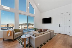 Living area - Sweetwater Links Lodge | Pet Friendly, Ideal Beach Resort & Game Room! (Garden City)