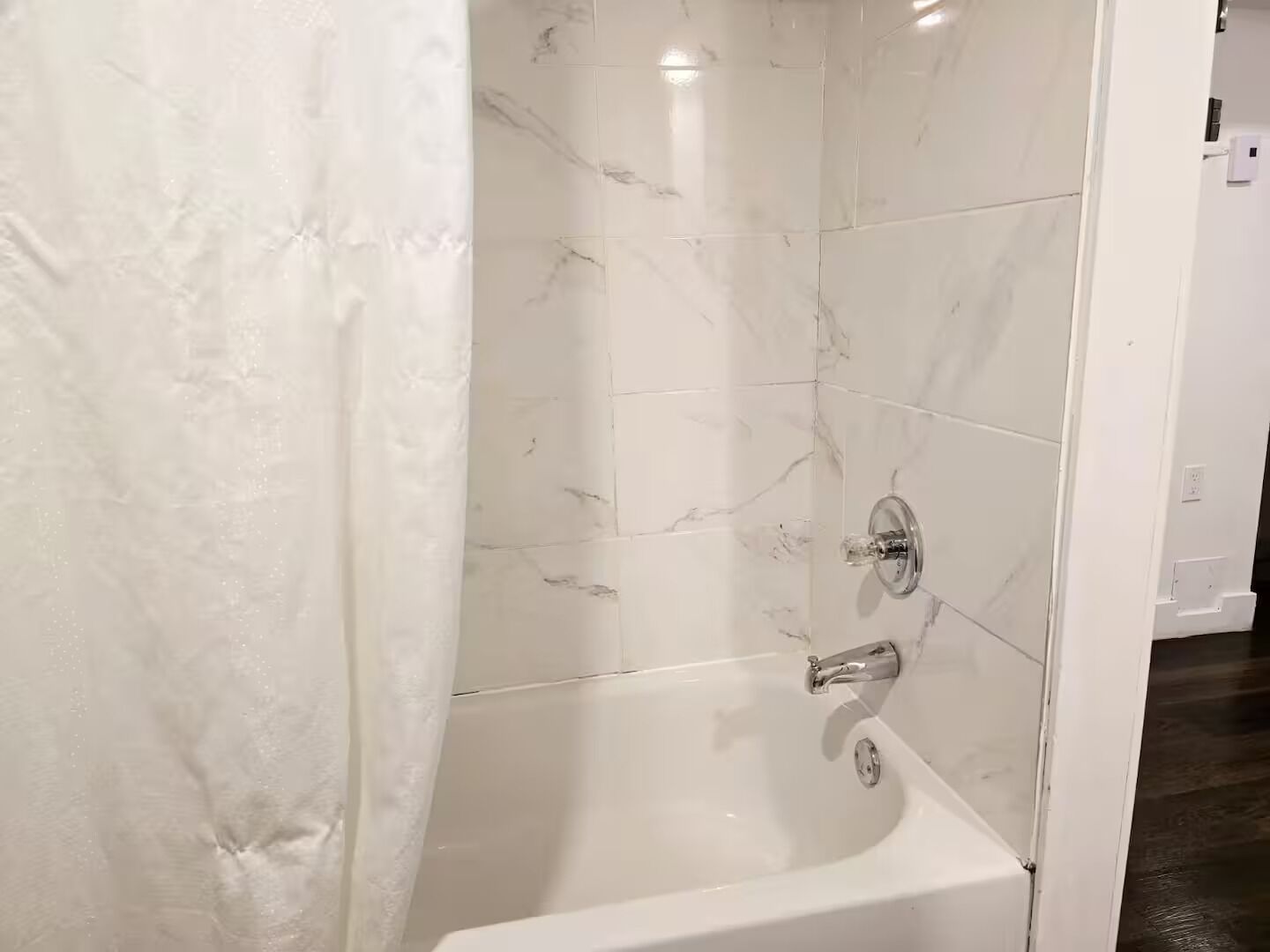 Douche, sèche-cheveux, serviettes fournies, savon