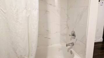 Douche, sèche-cheveux, serviettes fournies, savon