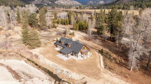 Beautiful 4-bedroom cabin in Featherville, Idaho.