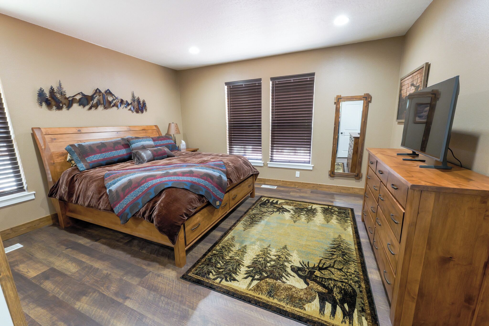 4 quartos, ferros/tábuas de passar roupa, berço de viagem