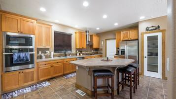 KylskÄp, mikrovÄgsugn, ugn och spishÀll