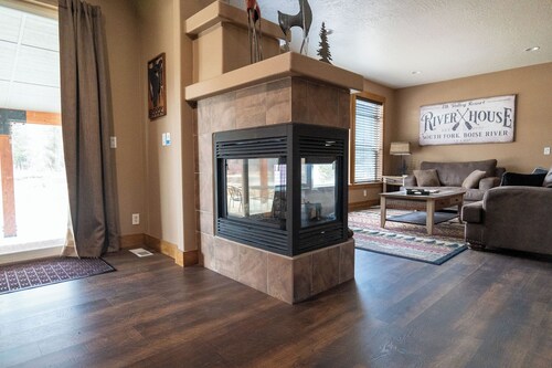 Beautiful 4-bedroom cabin in Featherville, Idaho.
