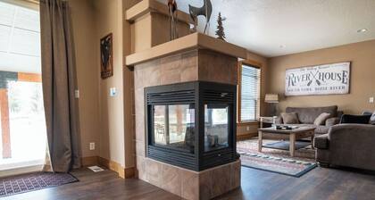 Beautiful 4-bedroom cabin in Featherville, Idaho.