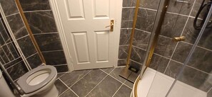Shower, hair dryer - Modern Central 1BDR At St Stephen Green (Dublin 2)