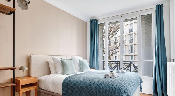 2 bedrooms, desk, iron/ironing board, travel cot - Luxury apartment 2BDR/6P - Arc de Triomphe (Paris)