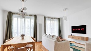 TV, offices - Luxury apartment 2BDR/6P - Arc de Triomphe (Paris)