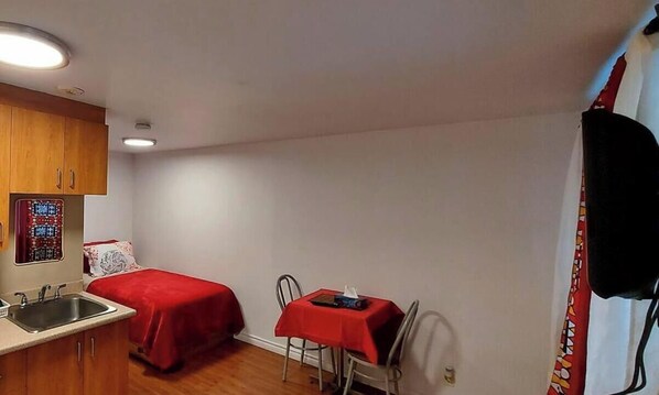 Iron/ironing board, WiFi, bed sheets