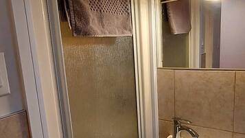 Douche, sèche-cheveux, serviettes fournies, savon