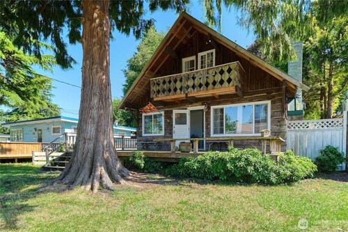 Cozy 2-bedroom cabin in peaceful Point Roberts getaway