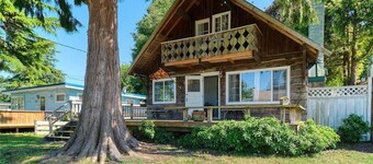 Cozy 2-bedroom cabin in peaceful Point Roberts getaway