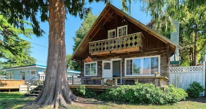 Cozy 2-bedroom cabin in peaceful Point Roberts getaway