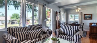 Cozy 2-bedroom cabin in peaceful Point Roberts getaway