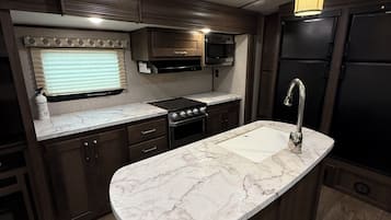 Kjøleskap, mikrobølgeovn, kaffetrakter/tekoker og kjøkkenutstyr