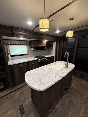 Kjøleskap, mikrobølgeovn, kaffetrakter/tekoker og kjøkkenutstyr