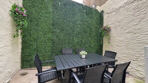 Outdoor dining - Stylish Fishtown 2BR/2BA + Office + Bonus TV Lounge + Private Patio – 30+ Days (Philadelphia)