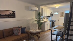TV - Stylish Fishtown 2BR/2BA + Office + Bonus TV Lounge + Private Patio – 30+ Days (Philadelphia)