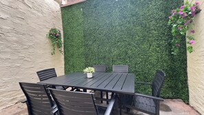 Outdoor dining - Stylish Fishtown 2BR/2BA + Office + Bonus TV Lounge + Private Patio – 30+ Days (Philadelphia)