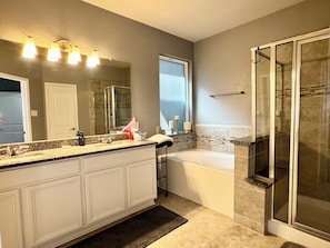 Towels, toilet paper - Modern 3BR Baytown Home Near I-10, 20min from Downtown Houston (Baytown)
