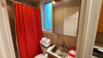 Dusj, hårføner, håndklær og såpe