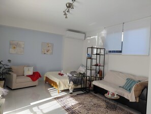 Living area - Greece, Athens Riviera·Private summer house ,garden ·5 guests·Steps from the Sea (Kalivia Thorikou)