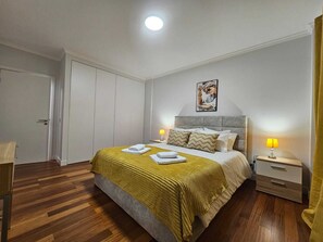 Iron/ironing board, Internet, bed sheets