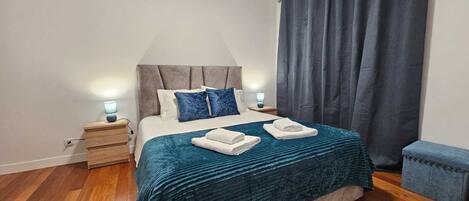 Tabla de planchar con plancha, internet y ropa de cama