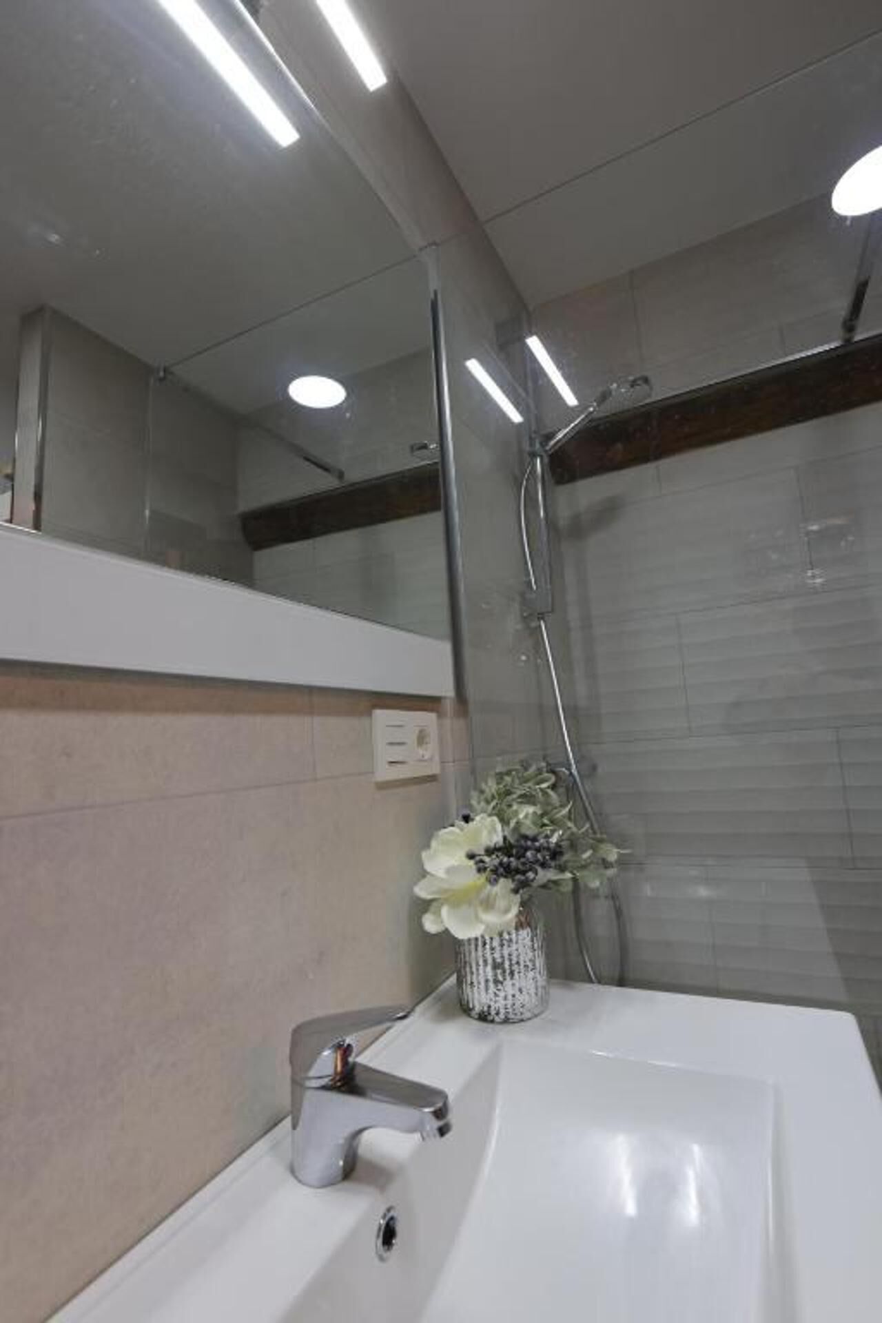 Een douche, een haardroger, handdoeken
