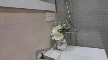 Een douche, een haardroger, handdoeken