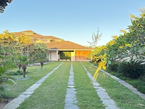 Property grounds - Cozy house, beachfront, sea view, view of Rocas Island. (Armação dos Búzios)