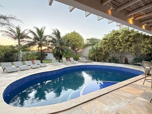 Outdoor pool - Cozy house, beachfront, sea view, view of Rocas Island. (Armação dos Búzios)
