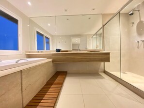 Shower, bidet, towels, toilet paper - Cozy house, beachfront, sea view, view of Rocas Island. (Armação dos Búzios)